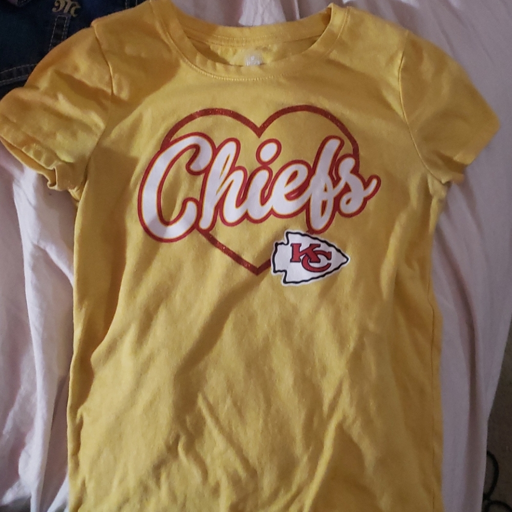 Chiefs shirt size large in girls